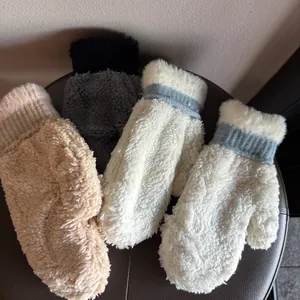 Vue détaillée des gants d'hiver épais avec bord-côte torsadé et texture en peluche douce