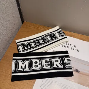 Bandeaux de sport en tricot noir et blanc avec lettrage NUMBERS sur bois