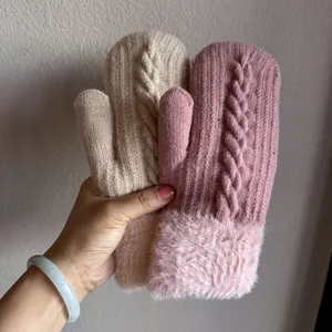 Moufles en tricot torsadé pour femmes avec bordure en fausse fourrure beige et rose