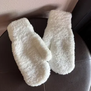 Weiße Winter-Fäustlinge aus weichem Teddyfell für Damen, warm gefüttert und stilvoll