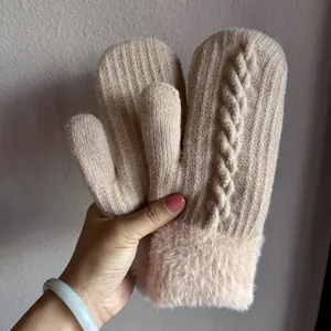 Détail de moufles en maille torsadée avec revers en fausse fourrure et doublure chaude