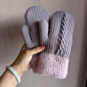 Moufle en tricot torsadé lilas avec revers en fausse fourrure rose et texture épaisse