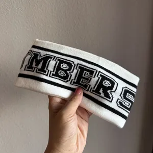 Détail macro du bandeau élastique en tricot blanc avec lettres et bords rayés noirs