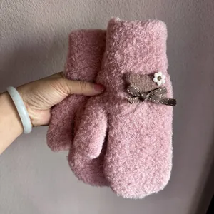 Detailansicht der rosa dicken Fleece-Fäustlinge mit Herz- und Schleifen-Details für den Winter