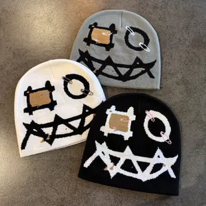 Strickmützen in Schwarz Grau und Weiß mit Punk-Pin und Dämonengesicht-Stickerei