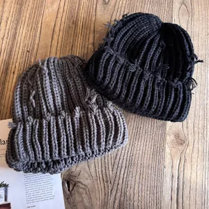 Bonnets en tricot vieilli style vintage noir et gris foncé sur bois rustique