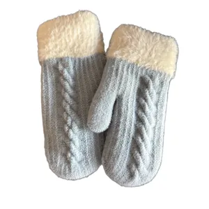 Moufle femme en tricot torsadé bleu avec poignets en fausse fourrure et doublure polaire