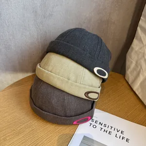 Bonnets docker de style britannique gris, beige et café avec motif à chevrons chic