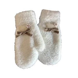 Winter-Fäustlinge für Damen in Weiß mit Polka-Dot-Schleifen und herzförmigen Akzenten