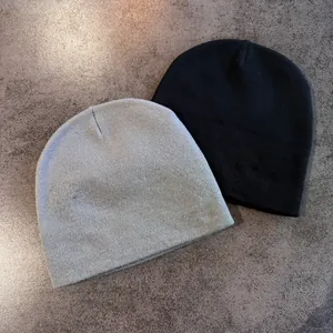 Schwarze und graue Strickmützen mit Devil-Face-Anstecker für warme Winter-Hip-Hop-Mode