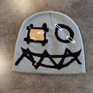Detaillierte Stricktextur und Graffiti-Gesicht auf einer grauen Wintermütze für Streetstyle