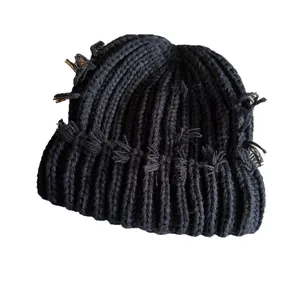 Bonnet en maille noire vieillie avec détails déchirés et bords effilochés style street