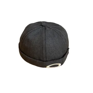 Bonnet Miki gris foncé à motif chevrons, style vintage sans bord avec broderie