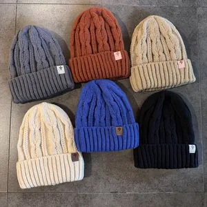 Set di sei berretti in maglia a trecce spesse da uomo in vari colori invernali