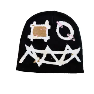 Schwarze Strickmütze mit Dämonengesicht-Jacquard und Punk-Sicherheitsnadel-Akzent