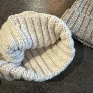 Bonnets en maille côtelée épaisse en crème et gris clair pour le style urbain d'hiver