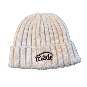 Bonnet en tricot blanc crème avec broderie made marron pour la chaleur hivernale