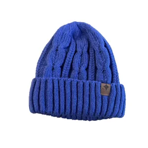 Berretto da donna in maglia a trecce blu Klein con toppa in pelle e risvolto alla moda
