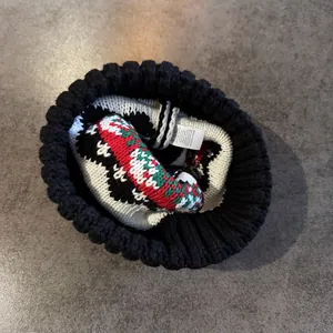 Berretto in maglia Fair Isle con pompon a ciliegia rossa e protezione per orecchie