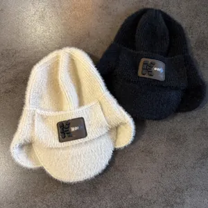 Détails de bonnets aviateur en maille pelucheuse noir et crème avec écusson logo en cuir