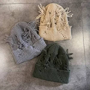 Gorros de punto desgastados en beige, gris y verde con flecos rasgados de estilo urbano