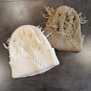 Gorro de punto beige y caqui con detalles desgastados y flecos de estilo callejero hip hop