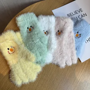 Détail de gants en peluche tricotés en cinq couleurs avec broderie smiley mignonne