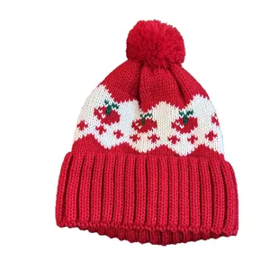 Berretto rosso in maglia Fair Isle con pompon e motivi a fragola per il calore invernale