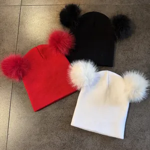 Gorro de punto de Halloween para mujer con dos pompones de piel sintética en rojo, negro y blanco