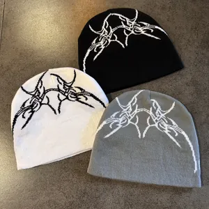 Bonnets en maille hip-hop noir blanc et gris avec motifs jacquard d'os abstraits