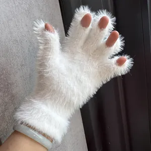 Détail d'un gant sans doigts en fausse fourrure blanche montrant sa texture douce