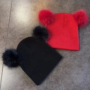 Gorro de punto de Halloween para mujer con pompones dobles de piel en rojo y negro