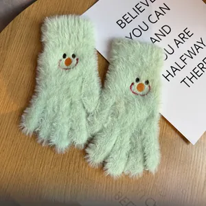Gants d'hiver en peluche vert clair avec broderie smiley mignonne en gros plan