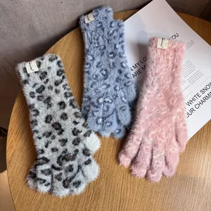 Drei Farben Plüsch-Winterhandschuhe mit Leopardenmuster in Grau, Hellblau und Rosa