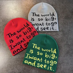 Trois bonnets en maille minimalistes rouge, gris et vert avec lettrage jacquard détail