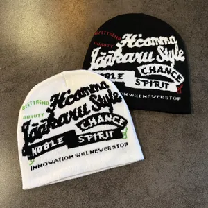 Bonnets en tricot streetwear noir et blanc avec typographie jacquard tendance