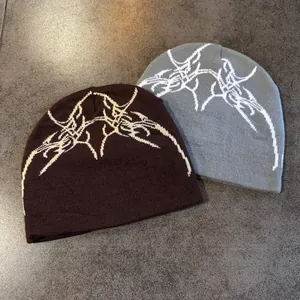 Bonnet en maille jacquard hip hop marron et gris avec des motifs d'os abstraits