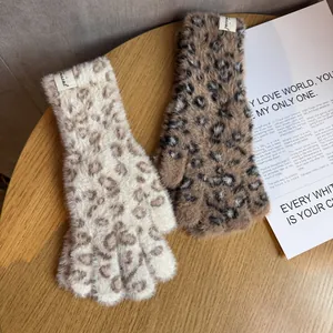 Detailansicht der Plüsch-Strickhandschuhe mit Leopardenmuster und weicher Pelztextur