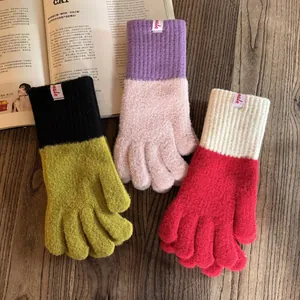 Lange bunte Strickhandschuhe mit Touchscreen-Funktion in verschiedenen Farbkombinationen