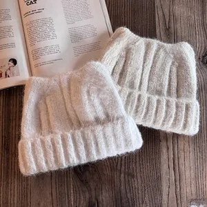 Berretti chic in maglia con orecchie di gatto da donna in beige e grigio a coste calde