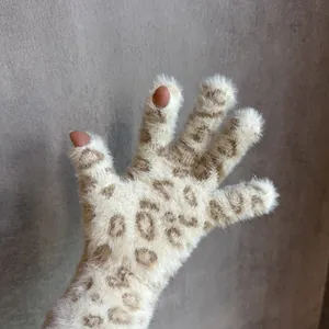 Detailansicht der flauschigen Leoparden-Handschuhe mit praktischer Touch-Öffnung