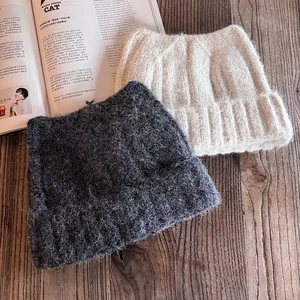 Berretti in maglia con orecchie di gatto in grigio e bianco crema morbido mohair