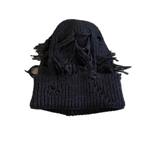 Gorro de punto negro con diseño desgastado y bordes deshilachados estilo hip-hop