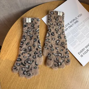 Detailaufnahme der Plüschhandschuhe mit Leopardenmuster, Kunstfell und weißem Webetikett