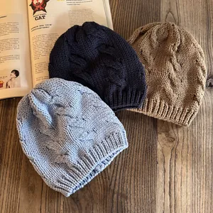 Berretti invernali in maglia a trecce per uomo e donna in vari colori su base legno