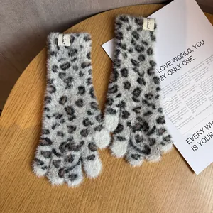 Nahaufnahme von Plüschhandschuhen mit Leopardenmuster und flauschiger Textur