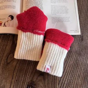 Detail der rot-cremefarbenen Strickhandschuhe mit einzigartigem sternförmigem Design