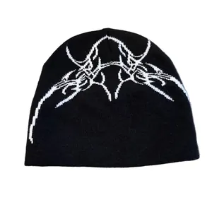 Bonnet en maille hip-hop avec motif jacquard d'os blancs sur tissu noir doux
