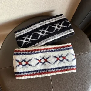 Detail von ethnischen Jacquard-Stirnbändern mit Fokus auf weicher Strickfaserstruktur