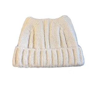 Berretto in maglia color crema con orecchie da gatto, calda texture di lana a coste